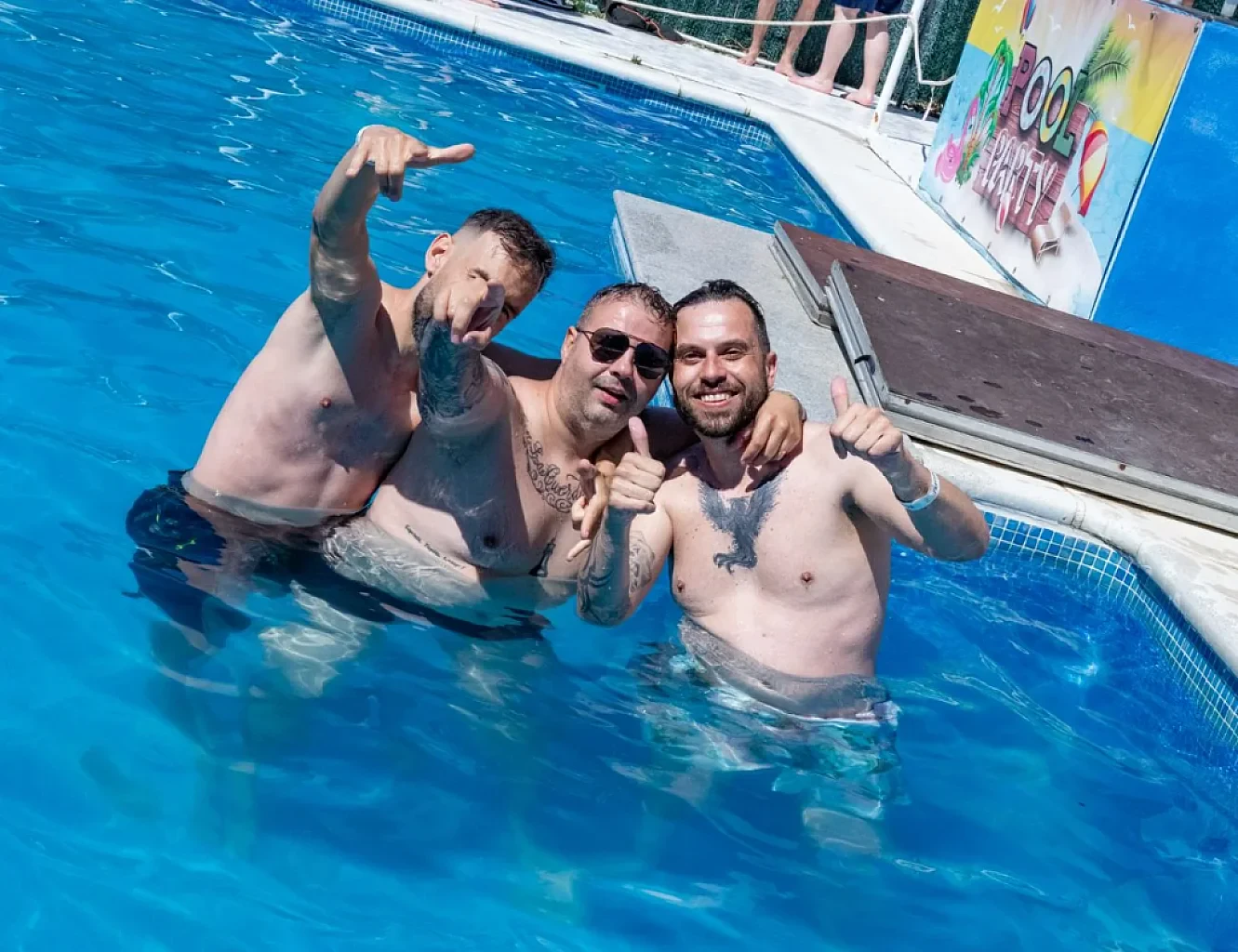 POOL PARTY FINCA NAVALCARNERO Paradise Despedidas