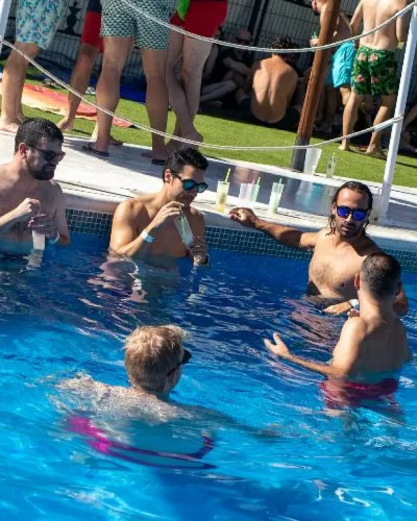 POOL PARTY FINCA NAVALCARNERO Paradise Despedidas