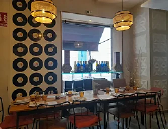Comida Vinos y Risas