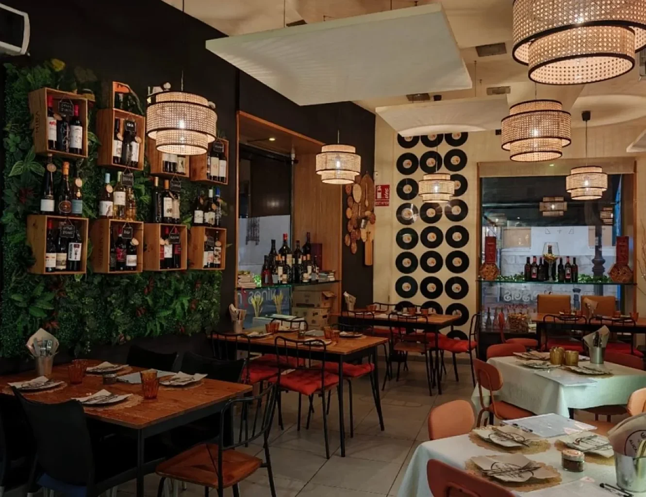 Comida Vinos y Risas