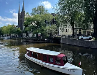 Barco privado por el canal con bebida ilimitada
