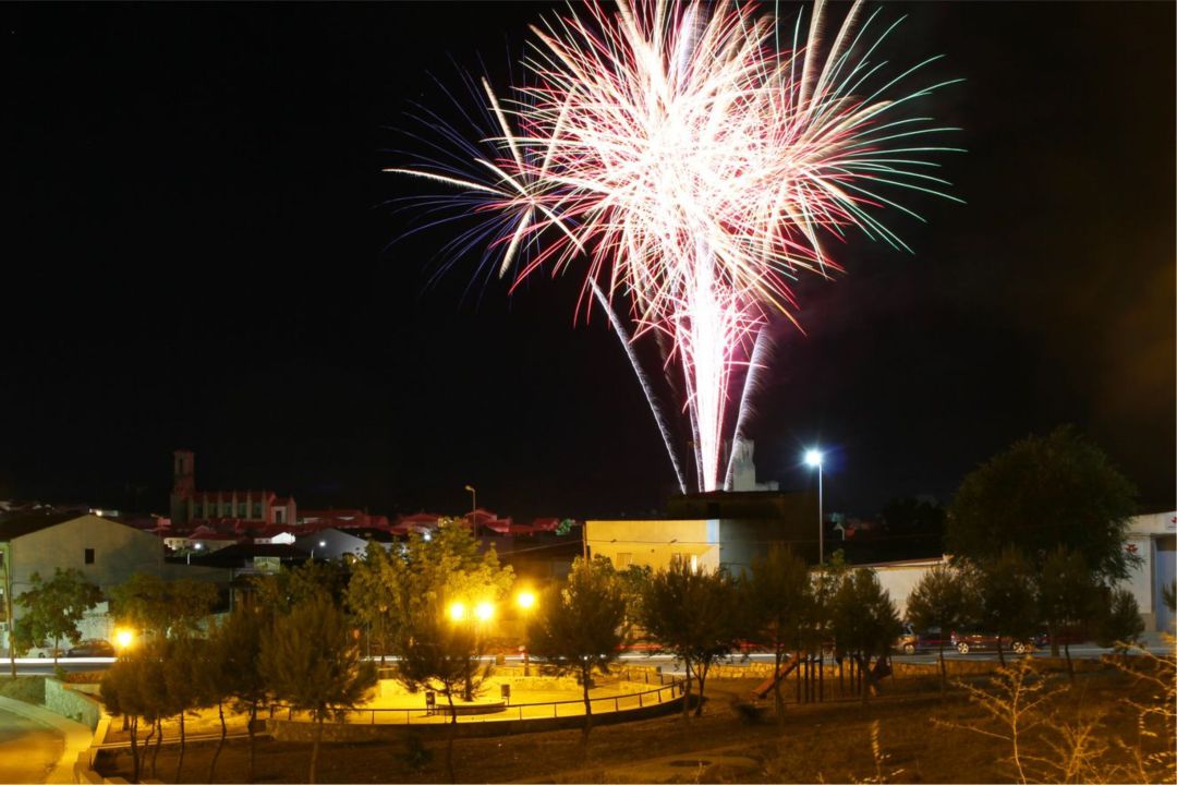 Los fuegos artificiales para iluminar el cielo de tu pueblo