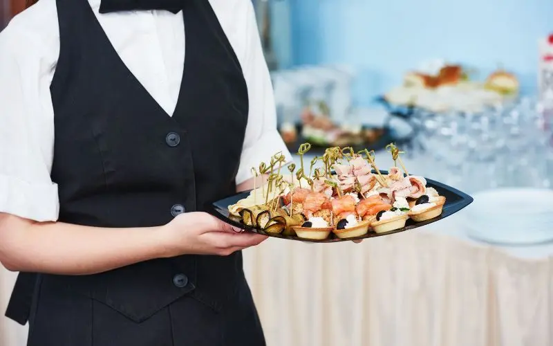 Cómo preparar un catering para 50 personas: ¿Misión imposible? ¡Para nada!