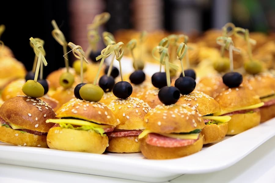 Tipos de catering: Un banquete de opciones para tu próximo evento